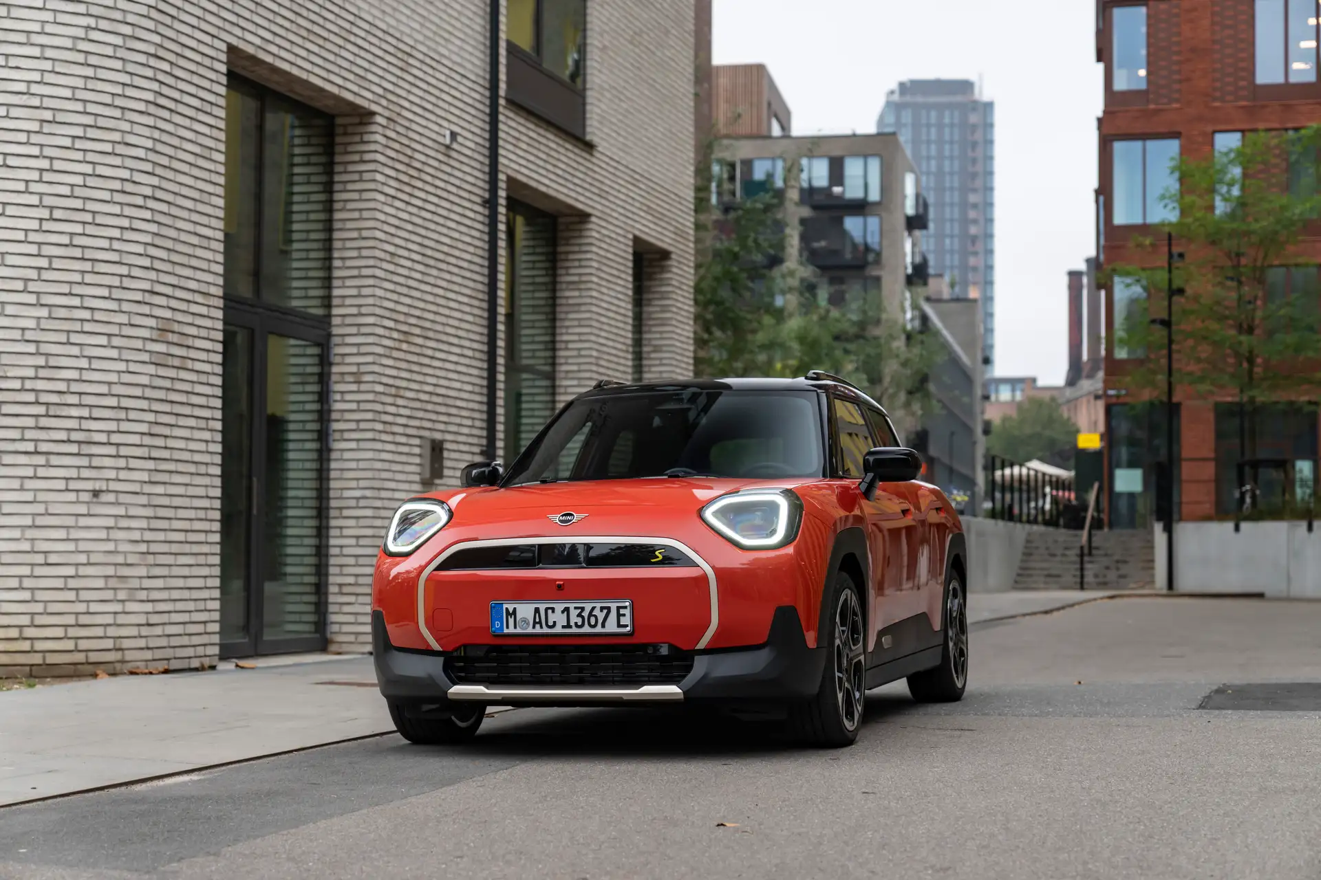 Der MINI Aceman SE in Rebel Red in der Frontansicht.